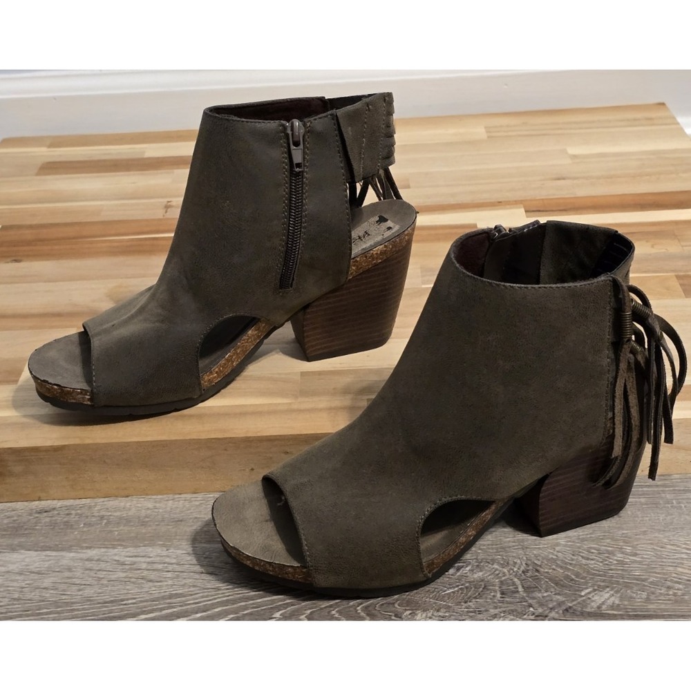 Pierre Dumas Brown Faux-Leather Wedge Heel‎ Tasseled Peep-Toe Booties Size 8.5M